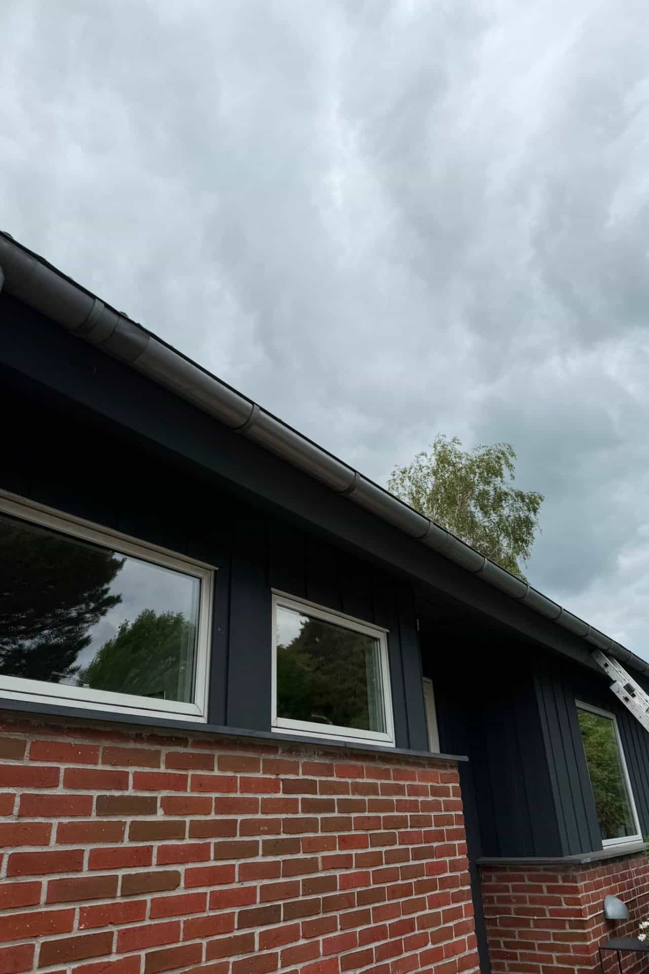 Montering af nye zinktagrender på en husfacade af Christoffersen Tagrens