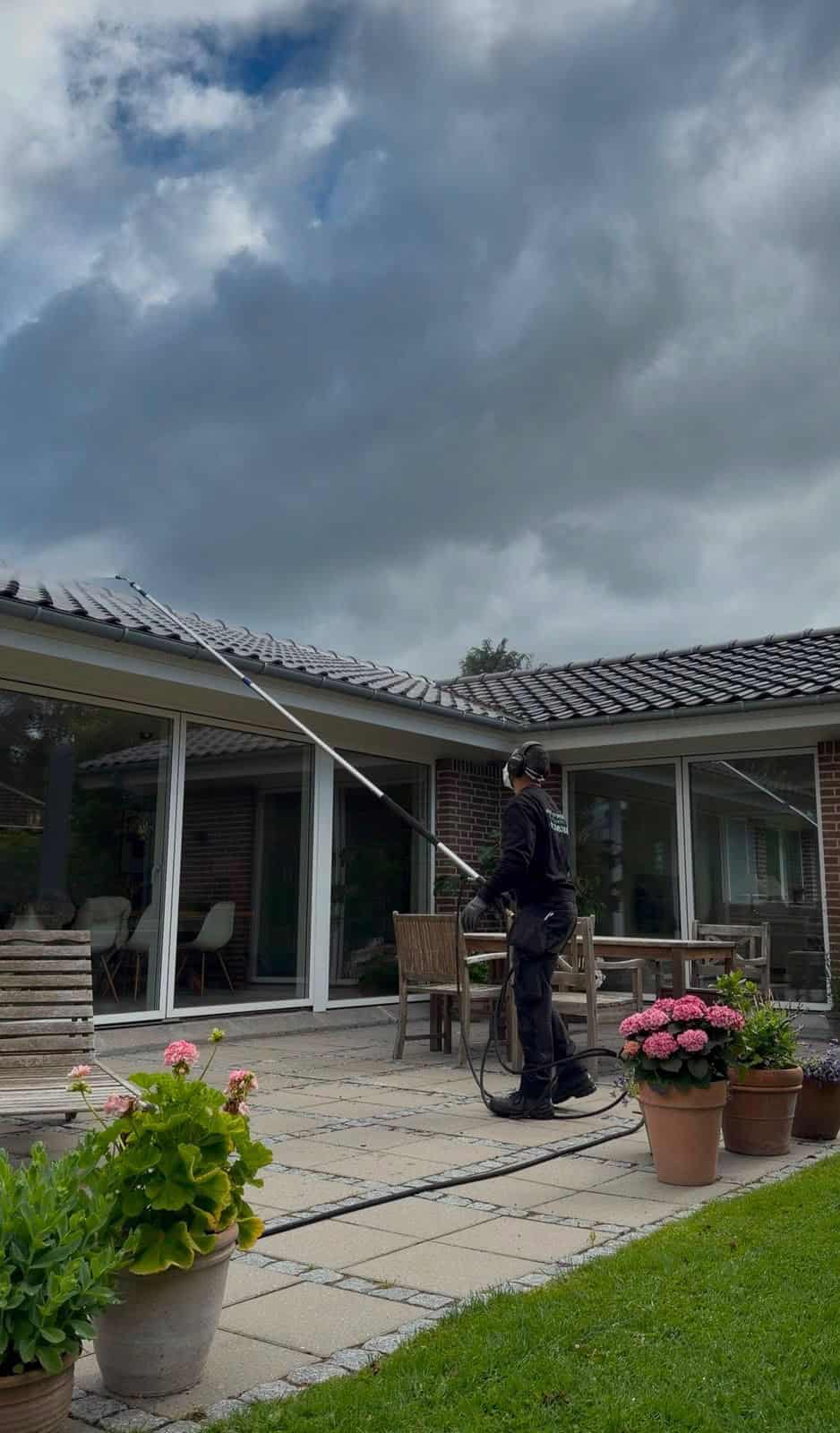 Algebehandling af mørkt tegltag med teleskoplanse fra jorden af Christoffersens Tagrenderens
