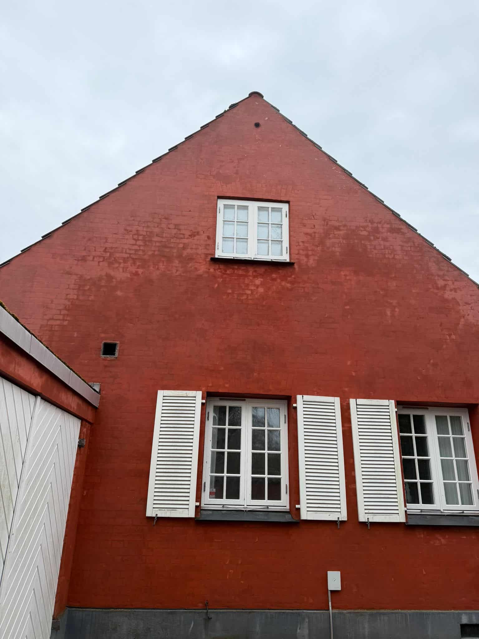 Ren rød murstensfacade efter effektiv facaderensning udført af Christoffersens Tagrenderens
