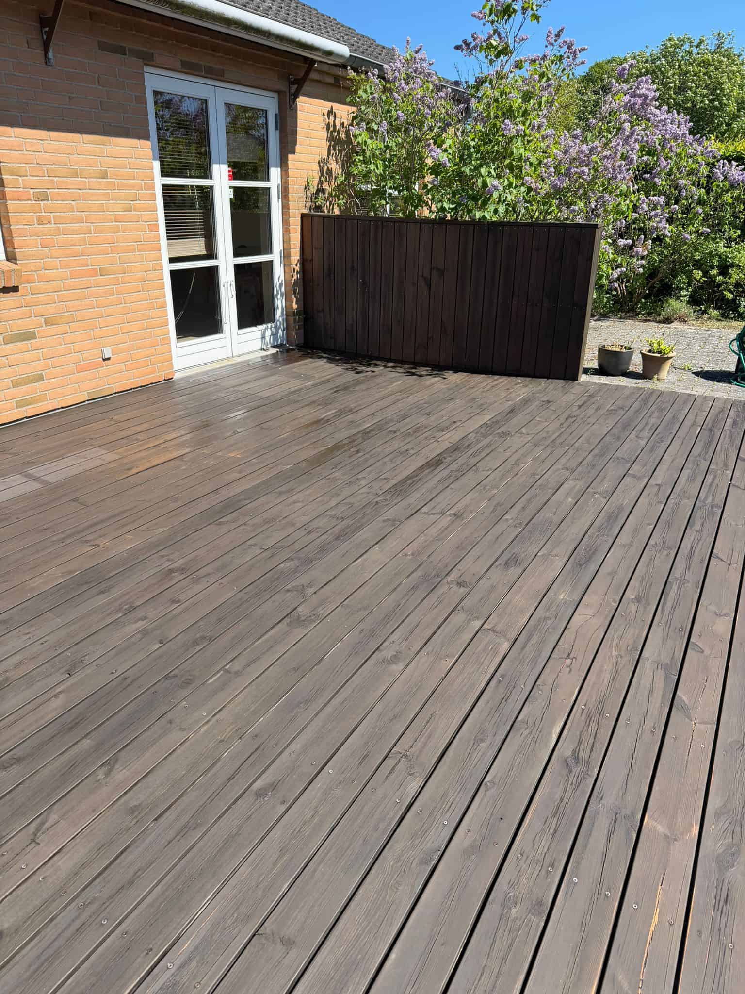 Ren træterrasse efter terrassevask af Christoffersens Tagrenderens